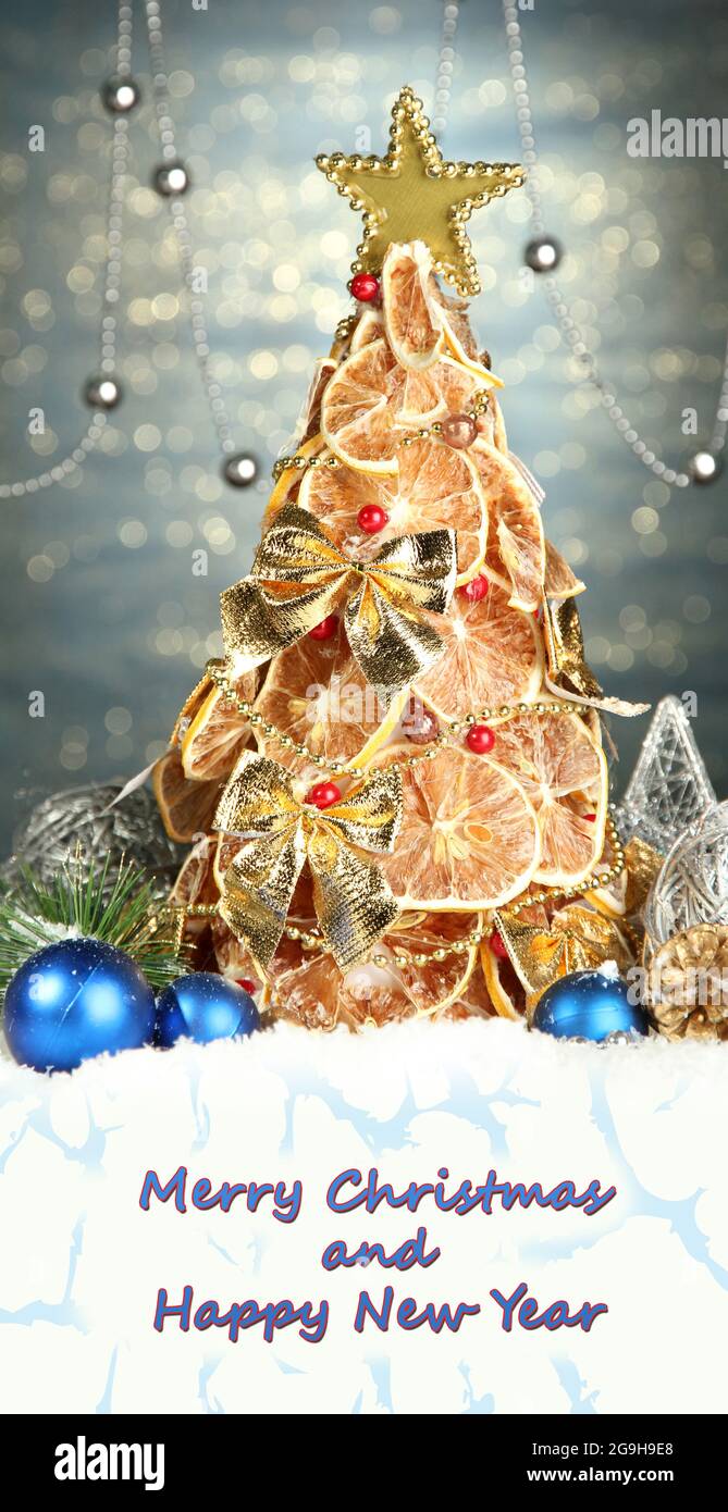 Hermoso árbol de Navidad de limones con decoración en seco Fotografía de  stock - Alamy