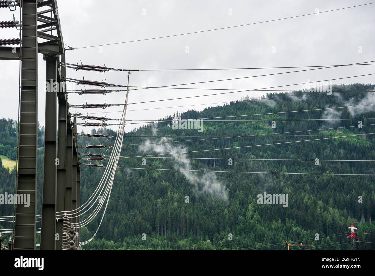 El transformador de la central eléctrica, objeto de equipo de alta tensión. Subestación eléctrica de distribución con líneas eléctricas. Busbar, autotransformador, sup. Foto de stock