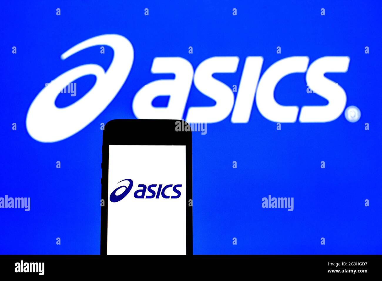 En esta de foto se muestra un logotipo de ASICS Corporation en un con un logotipo de ASICS Corporation en segundo plano. (Foto de Thiago Prudencio / SOPA Images/Sipa