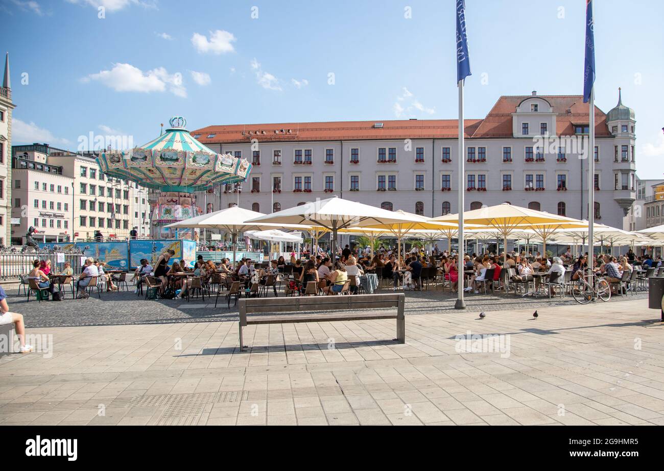 Menschen füllen am 26.7.2021 die Innenstadt und Cafés en Augsburgo en Schwaben. Die Corona Infektionen sind bundesweit weiterhin leicht am Steigen. Die Zahl der Menschen, die sowohl ihre erste Impfung bekommen haben als auch durchgeimpft sind, steigt weiter an. Manche Politiker denken öffentlich über Einschränkungen für Impfverweigerer nach. - La gente llena el centro y los cafés de Augsburg en Swabia, Alemania. El número de infecciones por covid en Alemania está aumentando de nuevo ligeramente. Cada vez más personas se vacunan. Algunos políticos están pensando públicamente en las restricciones Foto de stock