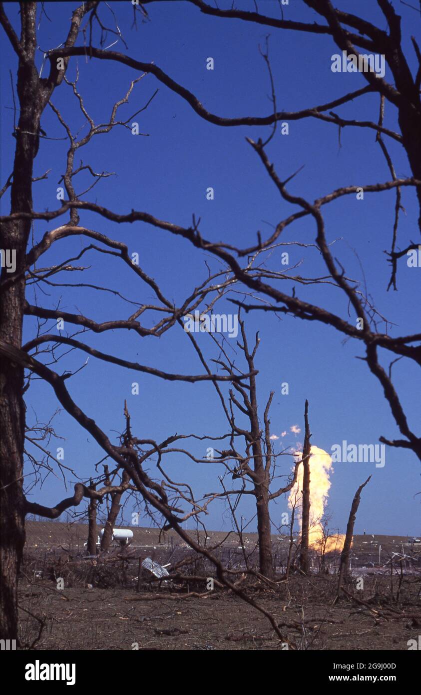 Brenham Texas USA, abril de 71992: La llama se eleva debido a las fugas del gasoducto de gas natural horas después de que el oleoducto explotara, nivelando una zona rural fuera de Brenham, matando a una persona y a varios bovinos, e hiriendo a una gran cantidad de personas. Foto de stock