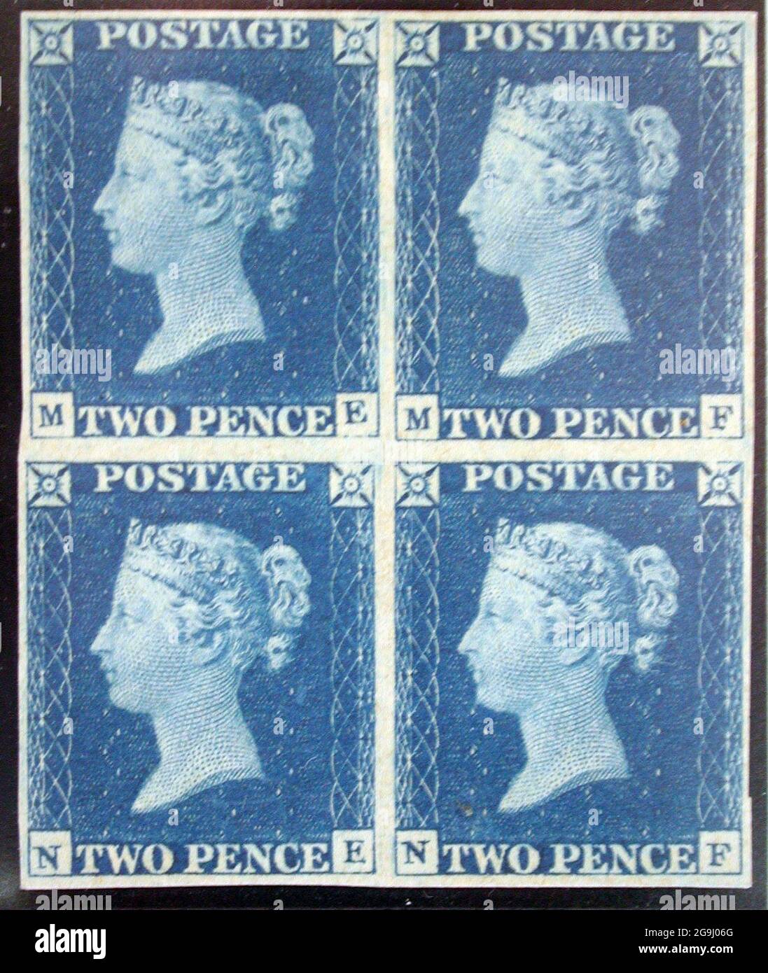 Bloque no utilizado de cuatro sellos postales de 'Two Penny Blue' de la Reina Victoria, emitido el 8 de mayo de 1840 después de un diseño de William Wyon Foto de stock
