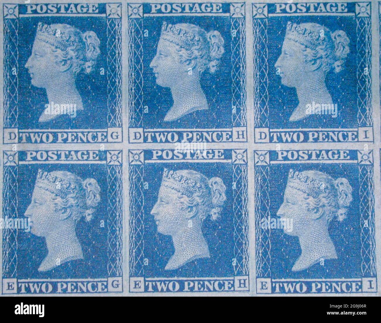 Bloque no utilizado de seis sellos postales de 'Two Penny Blue' de la Reina Victoria emitido el 13 de marzo de 1841 después de un diseño de William Wyon Foto de stock