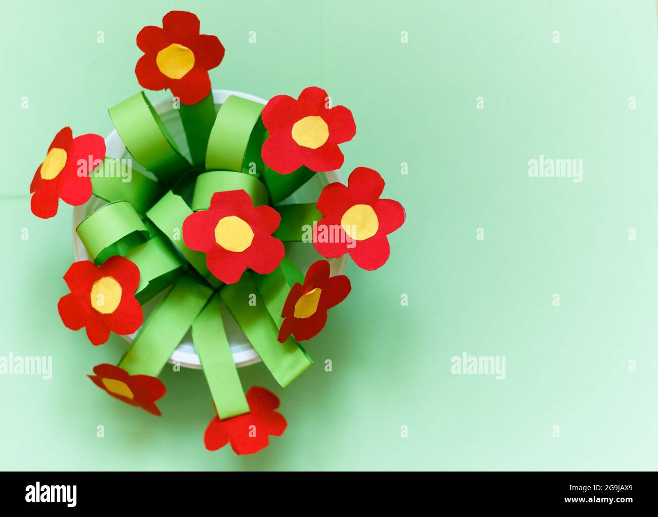 Flores de kreatividad de papel. Obsequio para niños para el día de la madre. Ramo para mamá Fotografía de stock - Alamy Flores de kreatividad de papel. Obsequio para niños para el día de la madre. Ramo para mamá Fotografía de stock - Alamy
