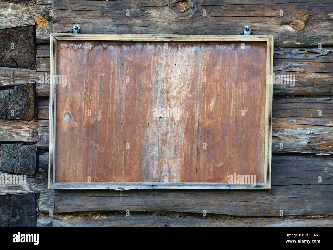 Antiguo pizarrón sobre el antiguo fondo de madera Fotografía de stock -  Alamy