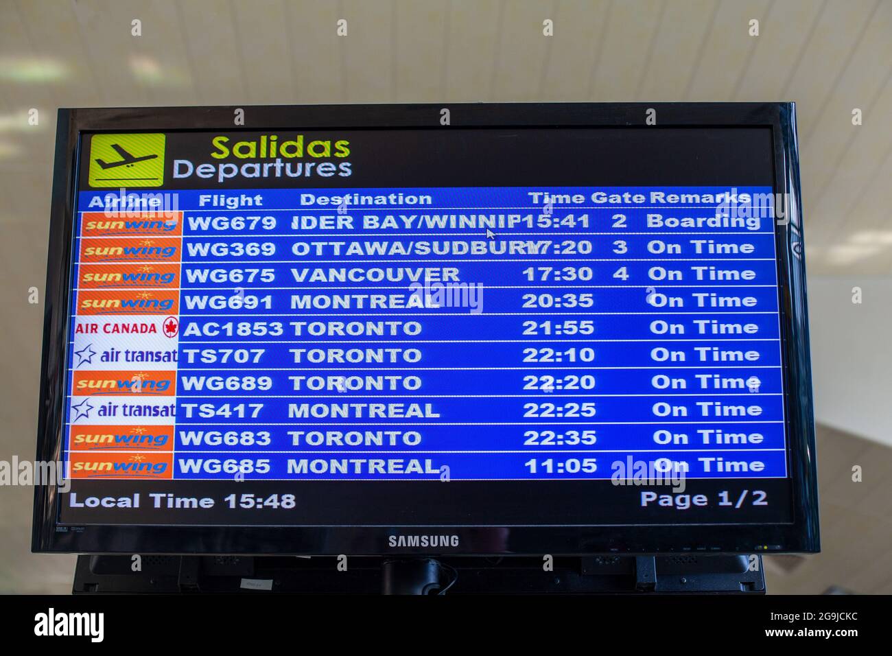 Salidas Salón en el aeropuerto de Varadero Cuba Pantalla de salida TV mostrando vuelos turísticos con salida a ciudades canadienses Foto de stock