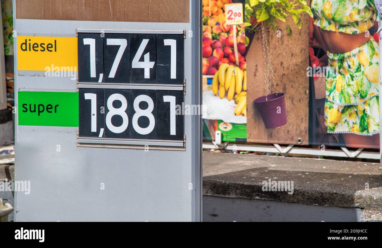 Precios de la gasolina en una gasolinera, Italia. Los precios son más
