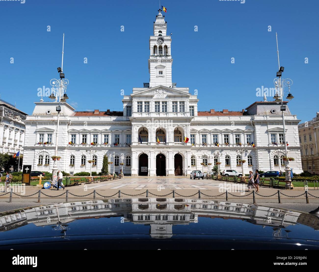 Reflexión del Ayuntamiento en Arad, Rumania Foto de stock