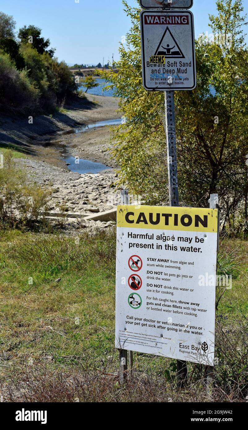 Precaución Las algas dañinas pueden estar presentes en Quarry Lakes, East Bay Regional Park District, California, 2018 Foto de stock
