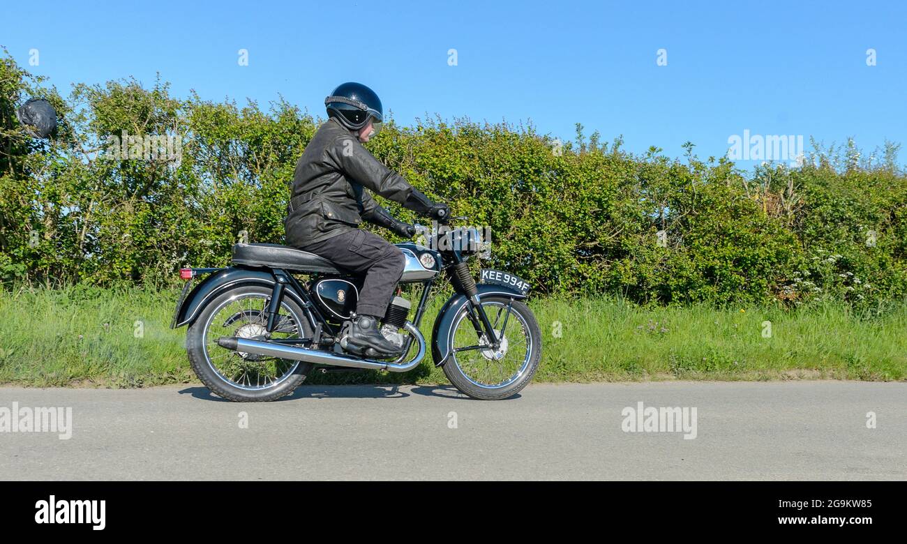 El 1966 D14/4 175cc BSA Bantam Motorcycle, una popular motocicleta vintage que ha sido completamente restaurada y ahora se considera un elemento de coleccionista Foto de stock