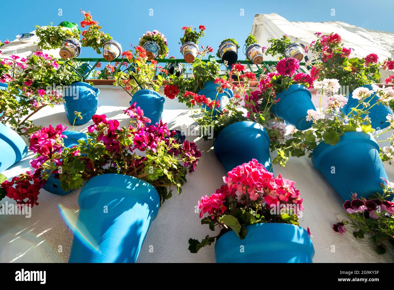 decoración andaluza con flores típicas macetas azules en las fachadas  vistas desde abajo Fotografía de stock - Alamy