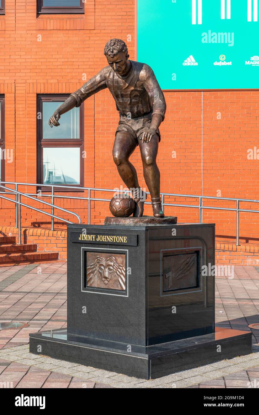 Estatua de Jimmy Johnstone, un famoso futbolista que jugó para Celtic, el equipo de fútbol escocés con sede en Glasgow. La estatua está fuera del Parque Celtic Foto de stock