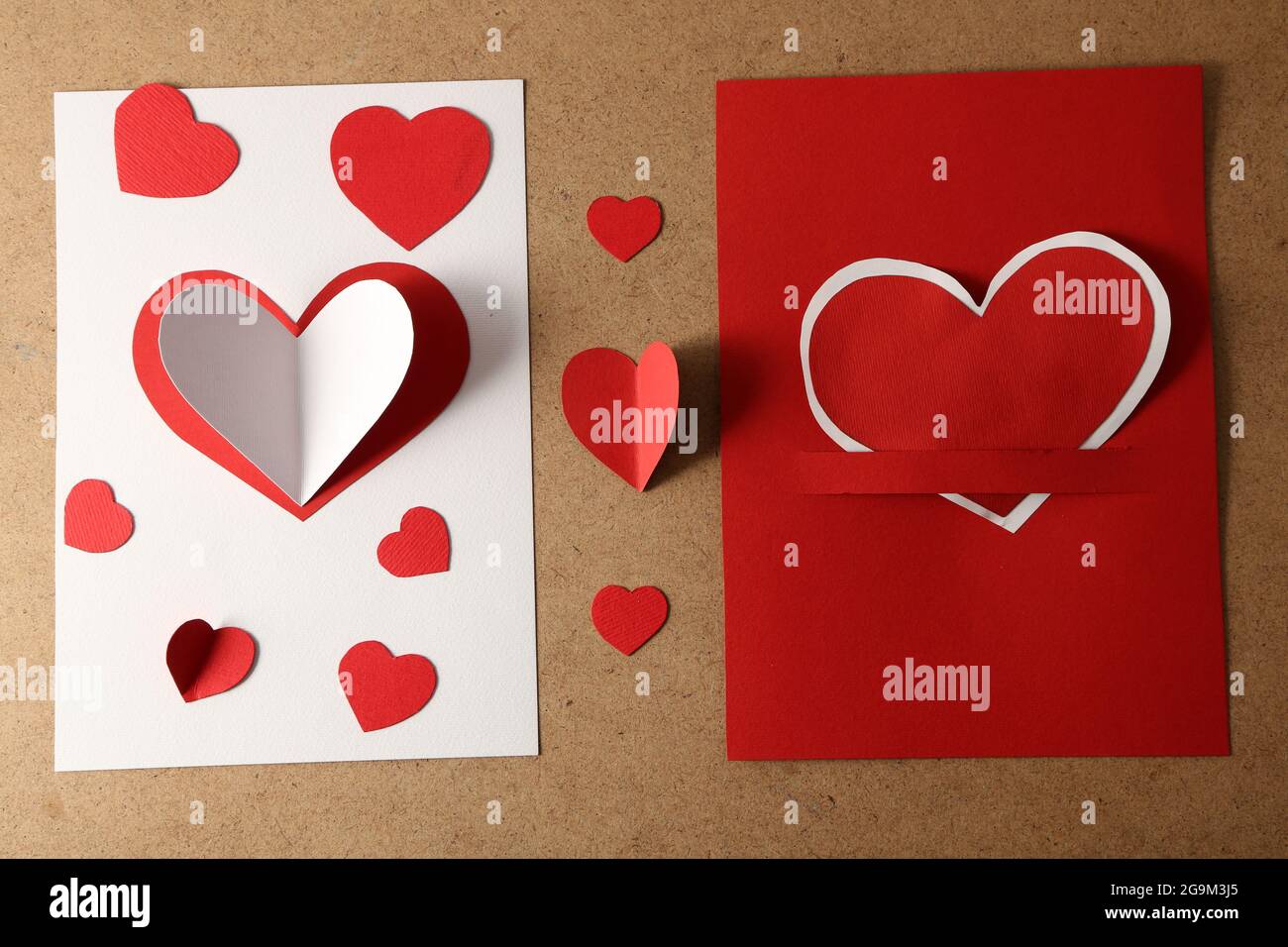 giratorio Imposible Porcentaje Hermosas postales hechas a mano con corazones de papel en el color de fondo  de madera Fotografía de stock - Alamy