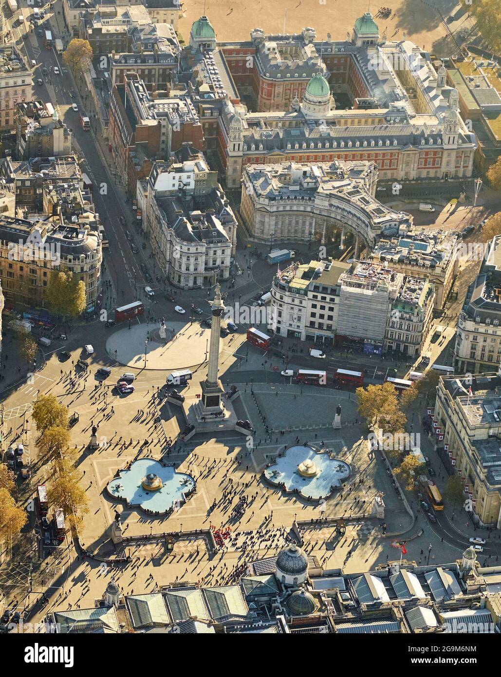 Una fotografía aérea de Trafalgar Square, ocupada por turistas, Londres, Reino Unido mirando al sur de Whitehall Foto de stock