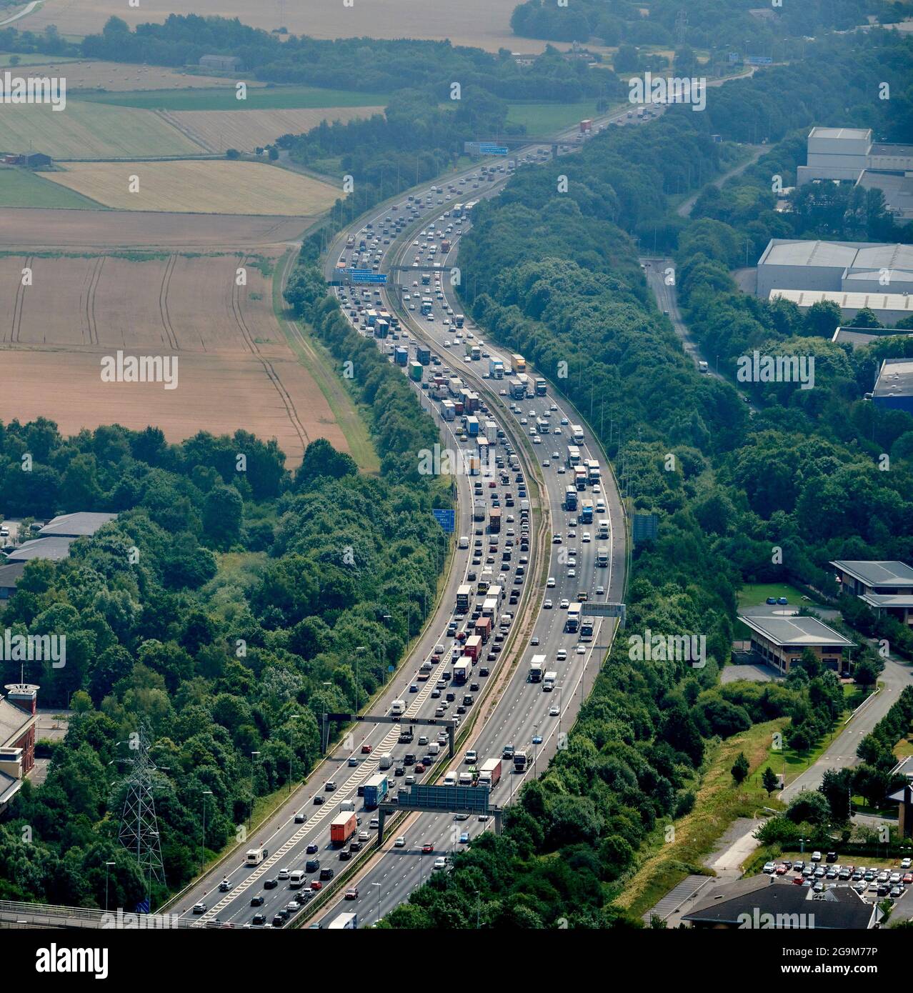 Vista aérea del intenso tráfico de los viernes en la autopista M6 en Warrington, North West England, Reino Unido Foto de stock