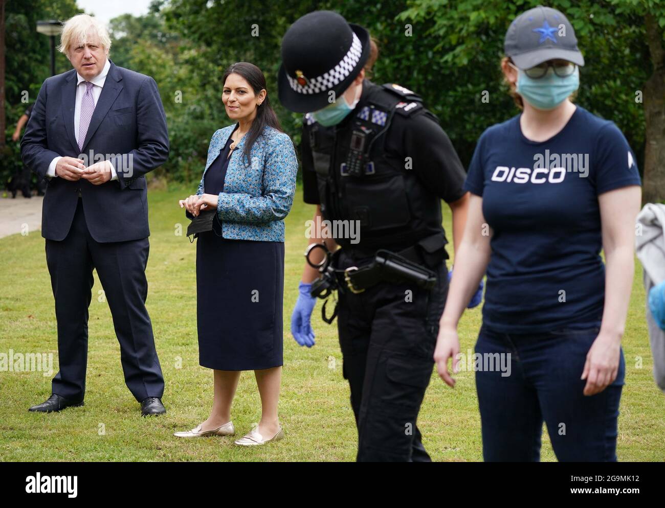 El Primer Ministro Boris Johnson y el Secretario del Interior Priti Patel observan un ejercicio de búsqueda durante una visita a la sede de la Policía de Surrey en Guildford, Surrey, coincidiendo con la publicación del Plan de Crimen de Gata del Gobierno. Fecha de la foto: Martes 27 de julio de 2021. Foto de stock