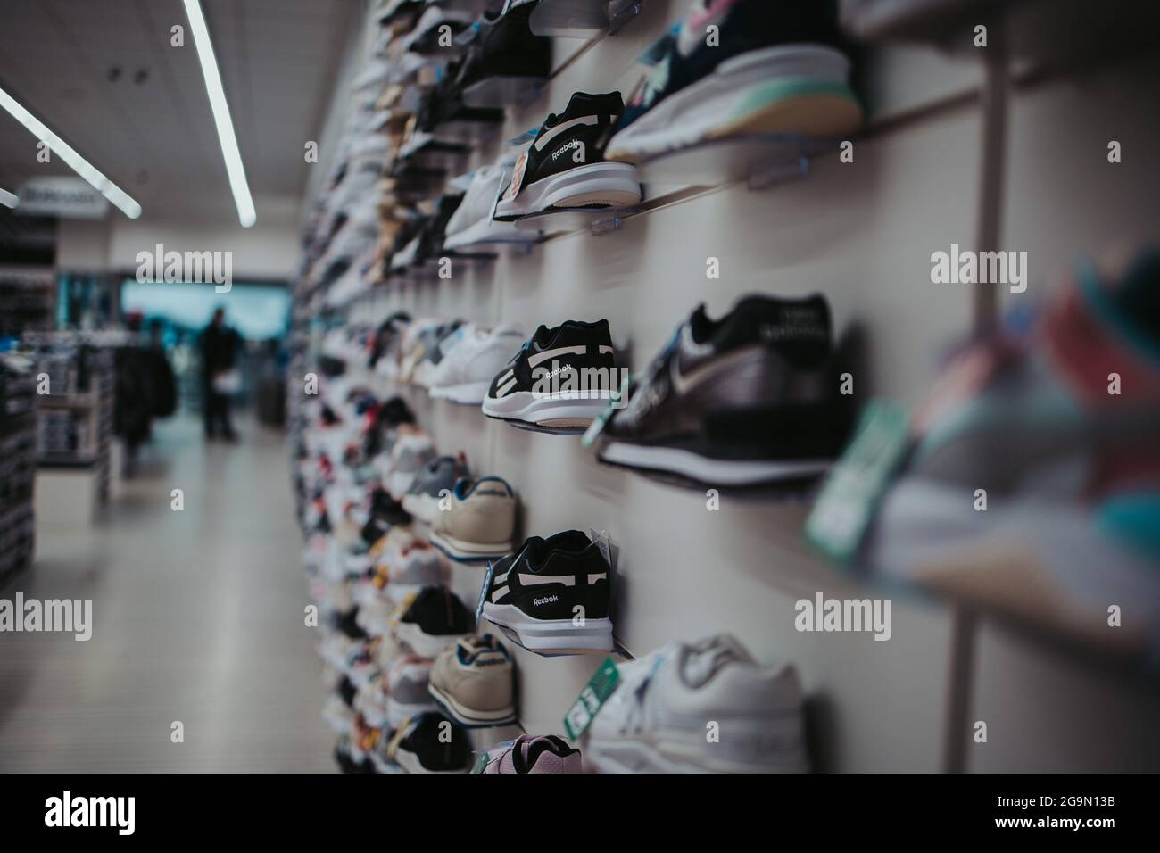 SARAJEVO, BOSNIA Y HERZEGOVINA - 09 de noviembre de 2020: Una tienda de equipo  deportivo en Bosnia y Herzegovina. Zapatillas deportivas Fotografía de  stock - Alamy