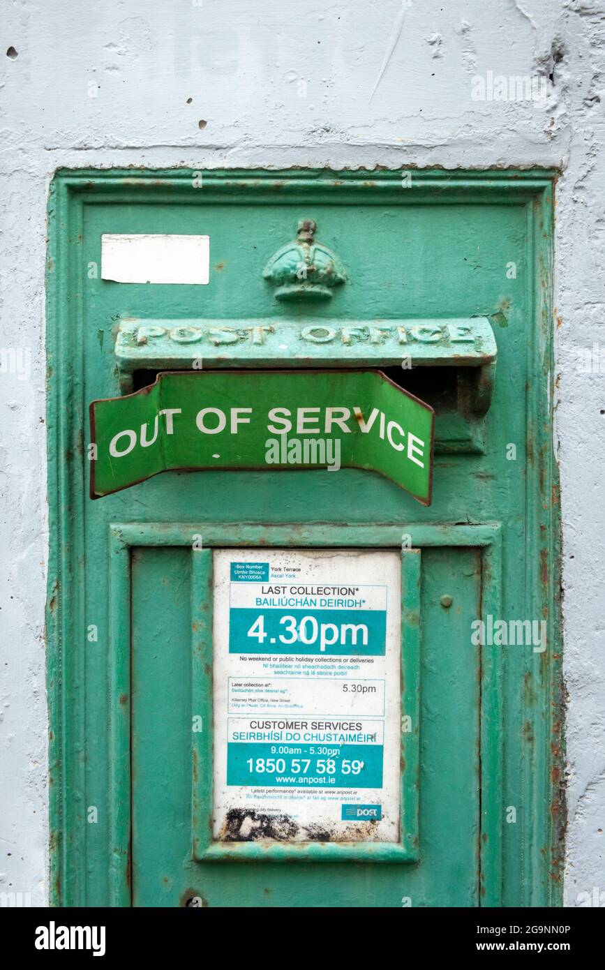 Señal de fuera de servicio en Desuso de un Post o Irish Post verde calle de la caja de correos en Killarney, Condado de Kerry, Irlanda Foto de stock