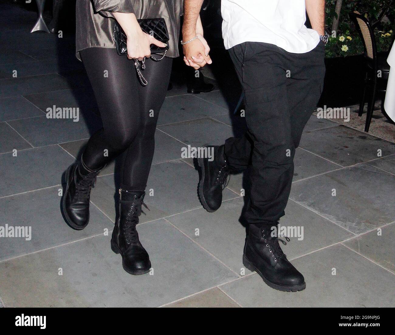 Daisy Lowe y Jordan Saul fueron a scott's a comer y parecían muy felices  cuando salieron. La comida era muy buena y todos eran sonrisas. Ambos  llevaban botas negras para él y