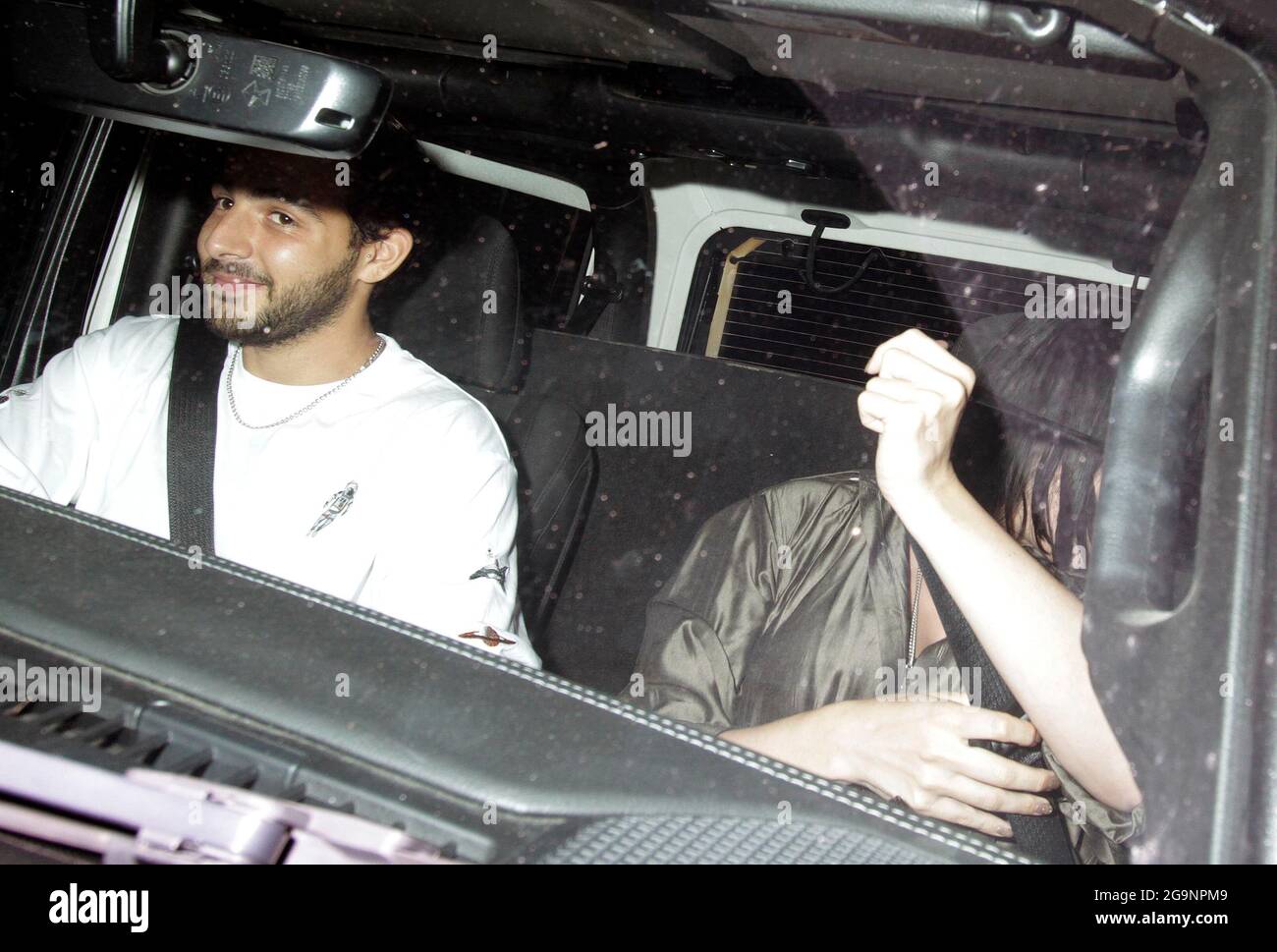 Daisy Lowe y Jordan Saul fueron a scott's a comer y parecían muy felices  cuando salieron. La comida era muy buena y todos eran sonrisas. Ambos  llevaban botas negras para él y