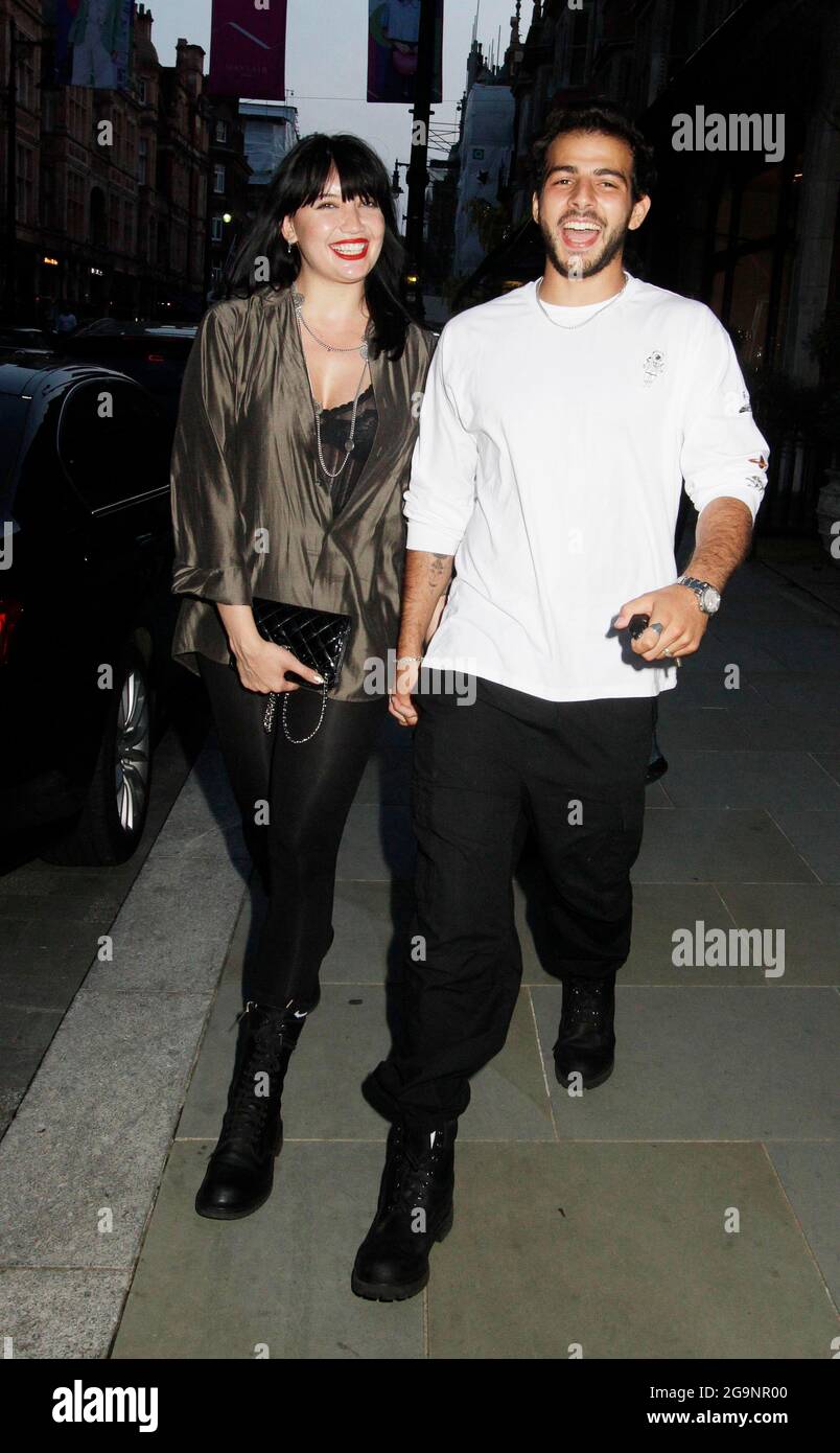 Daisy Lowe y Jordan Saul fueron a scott's a comer y parecían muy felices  cuando salieron. La comida era muy buena y todos eran sonrisas. Ambos  llevaban botas negras para él y