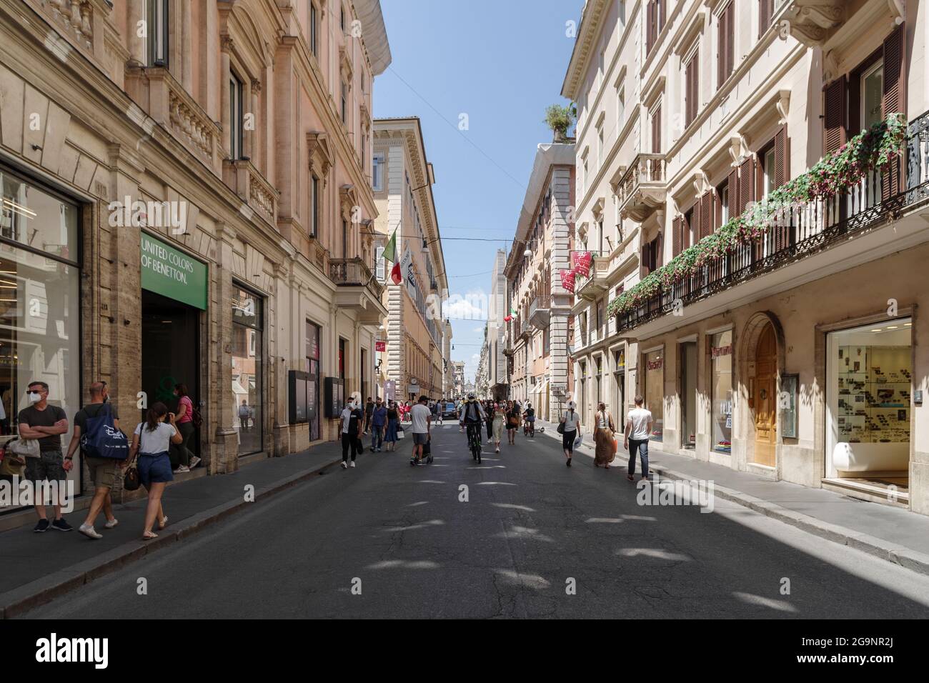 Centro de la calle peatonal cerca de Via del Corso en Roma Fotografía de  stock - Alamy
