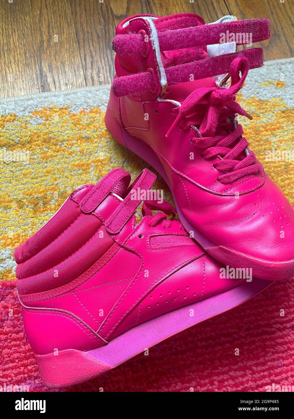 Reductor autobiografía ola Primer plano de las zapatillas Reebok Freestyle Hi para mujer Fotografía de  stock - Alamy