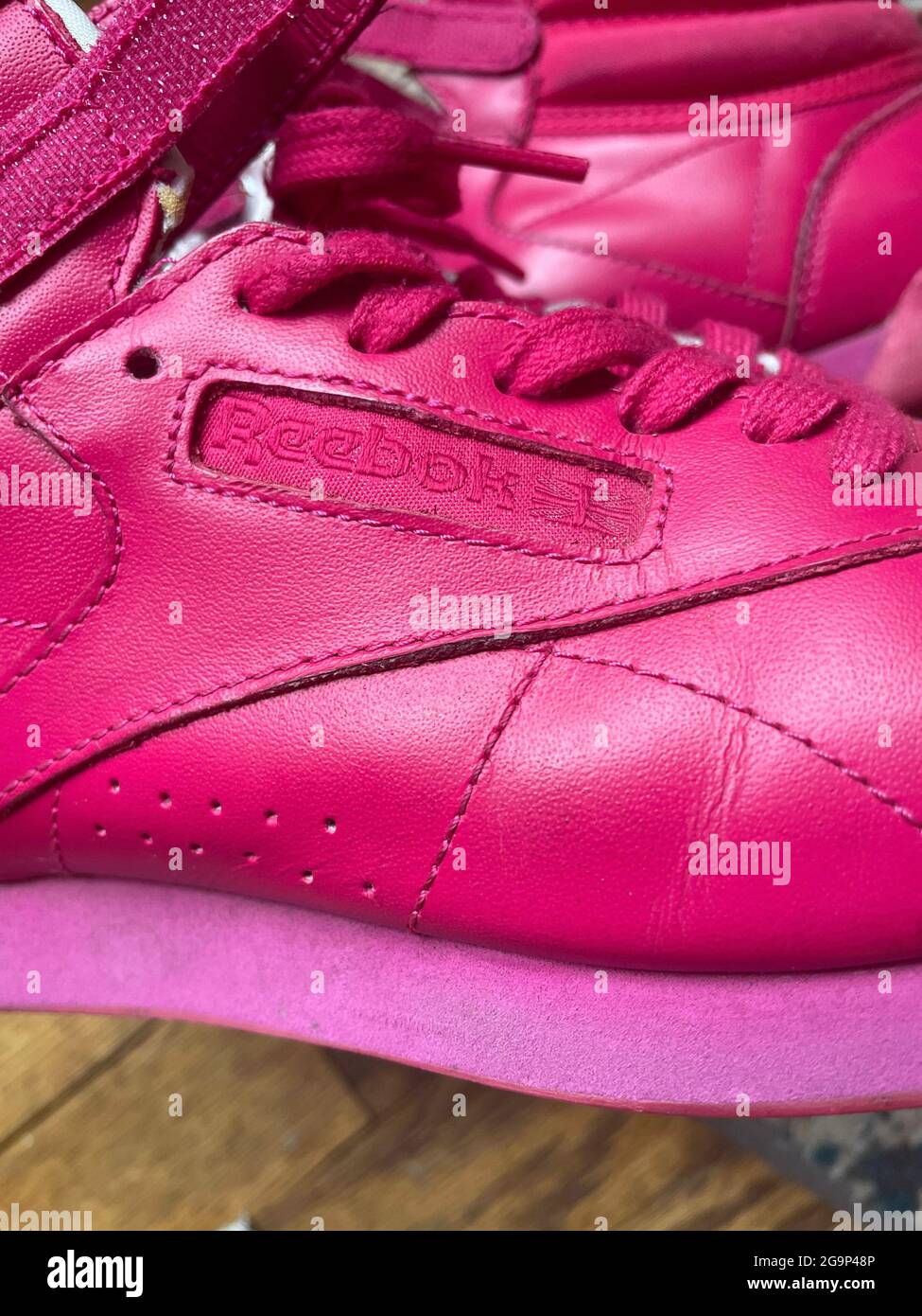 Folleto Clínica balsa Primer plano de las zapatillas Reebok Freestyle Hi para mujer Fotografía de  stock - Alamy