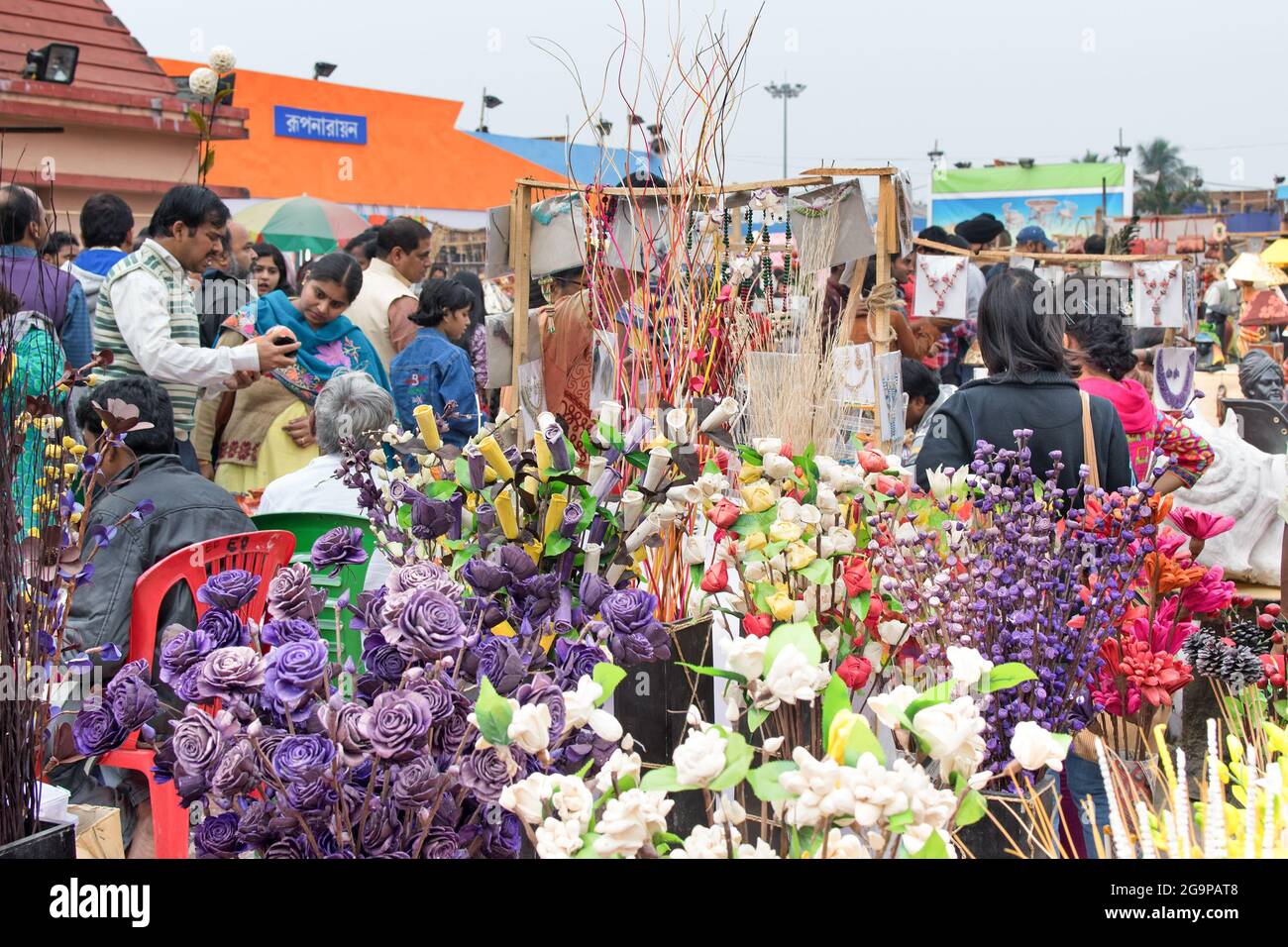 KOLKATA, BENGALA OCCIDENTAL, INDIA - DICIEMBRE 12th 2014 : Spongewood hecho flores de color artificial, artesanías en exhibición en la Feria de Artesanía en Calcuta - Foto de stock