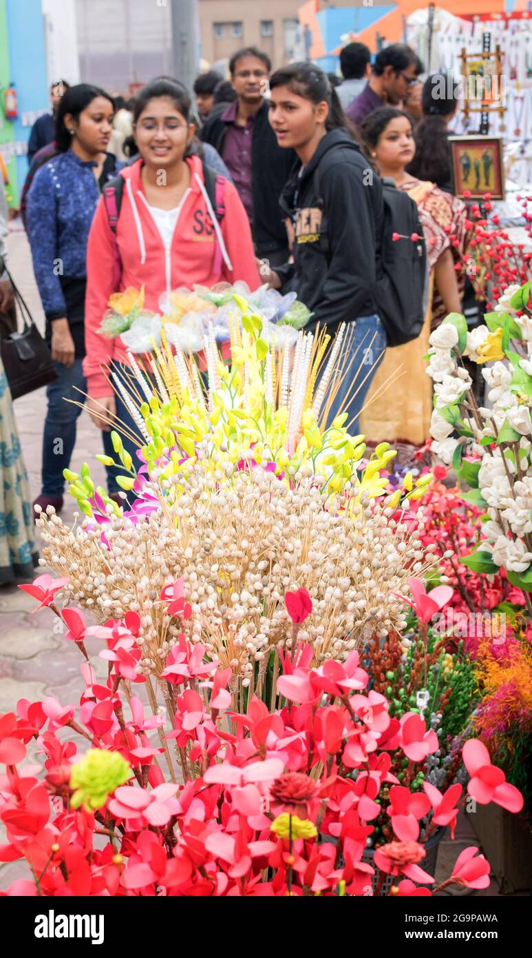 KOLKATA, BENGALA OCCIDENTAL, INDIA - DICIEMBRE 12th 2014 : Spongewood hecho flores de color artificial, artesanías en exhibición en la Feria de Artesanía en Calcuta - Foto de stock