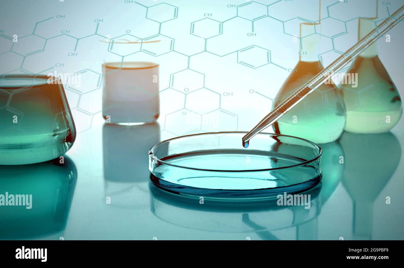 Cristalería de laboratorio con productos químicos, química Foto de stock