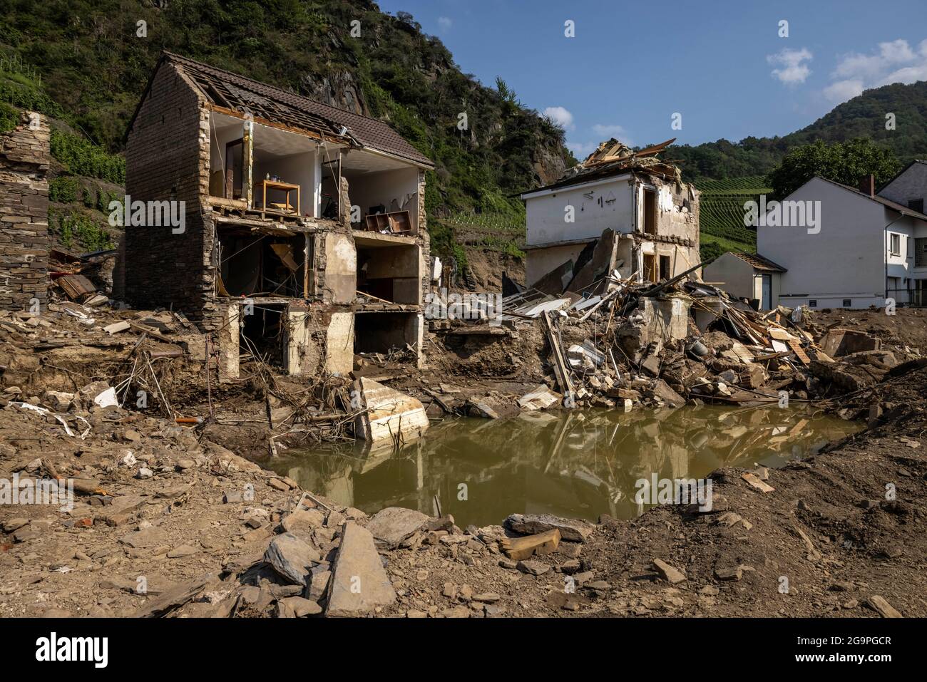 Desastre de inundaciones en el río Ahr, como se ve aquí en Mayschoss en Rheinland-Pfalz en Alemania. La ciudad y todo el valle de Ahr han sido muy dañados. Los voluntarios y las organizaciones de socorro han estado ocupados durante días con el trabajo de limpieza, que continuará durante meses y años. Foto de stock