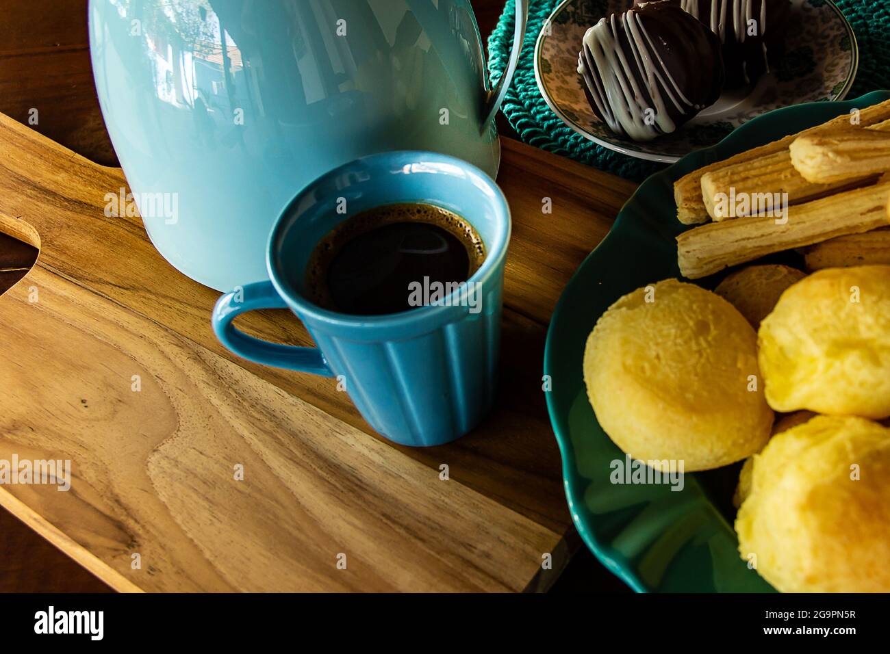 Café con pan de queso y palitos de queso. Desayuno típico brasileño. Foto de stock