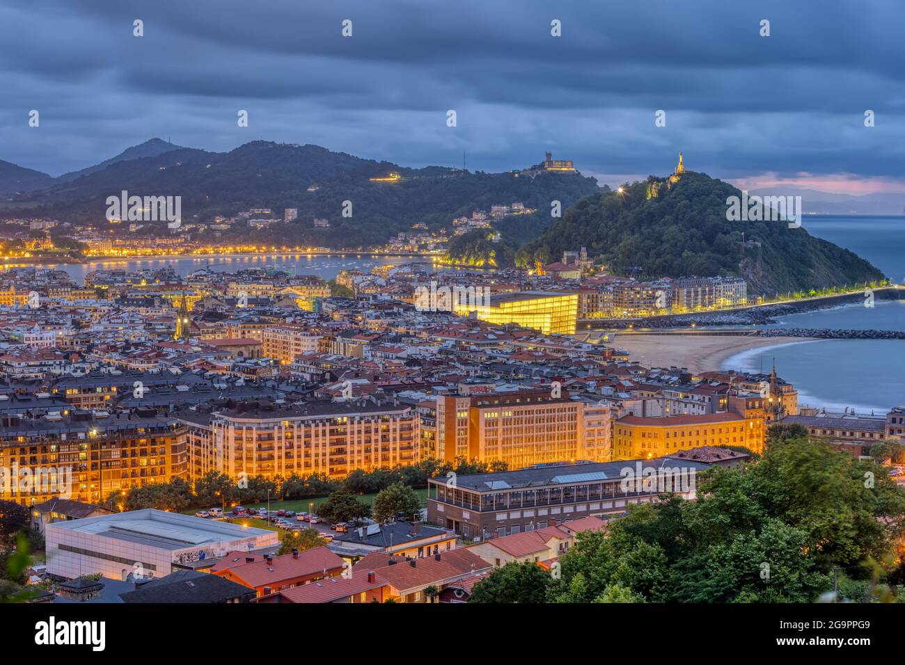 San Sebastián en la costa vasca en España por la noche Foto de stock