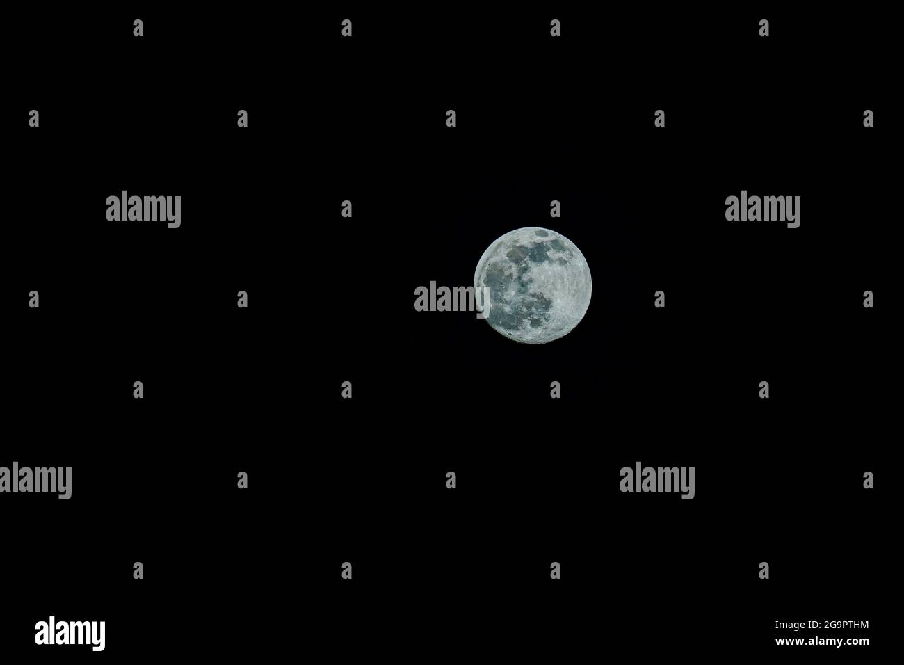 Primer plano de luna llena. Luna brillante primer plano en fondo negro.  Enfoque suave Fotografía de stock - Alamy