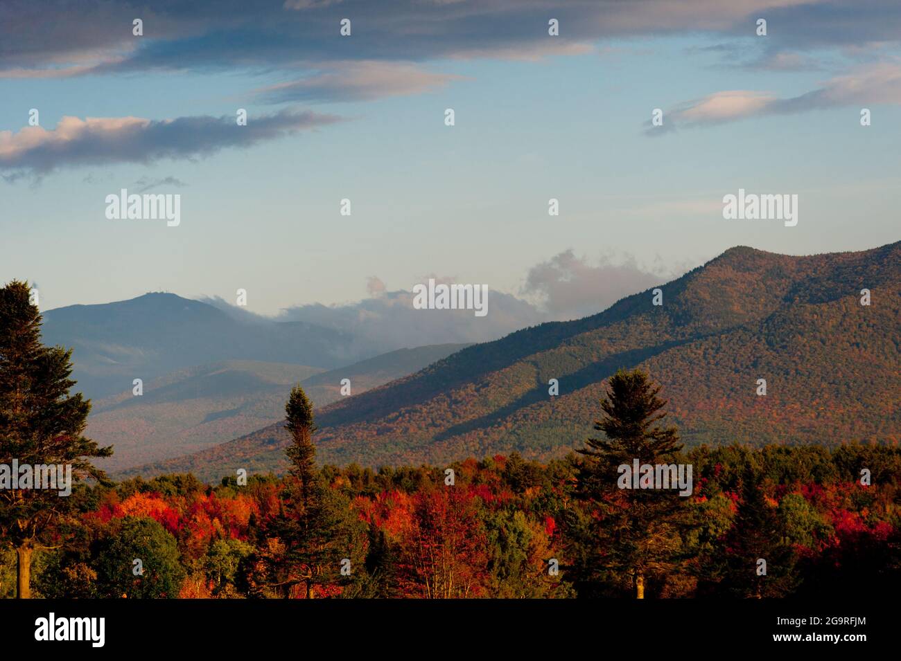 Vista del follaje otoñal en las Montañas Blancas desde Whitefield, New Hampshire, Estados Unidos Foto de stock