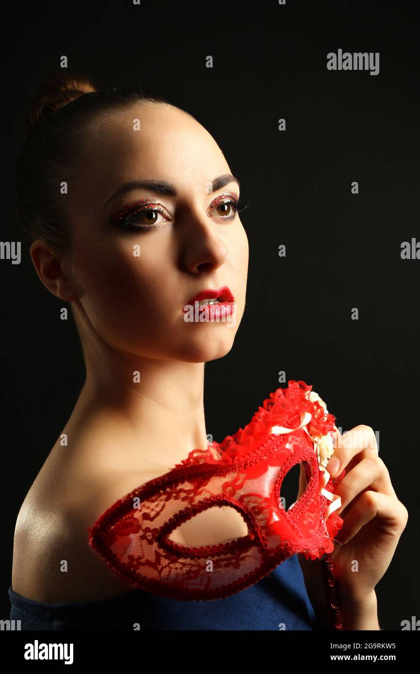 Retrato de mujer hermosa con purpurina maquillaje fantasía y Masquerade  Mask sobre fondo oscuro Fotografía de stock - Alamy