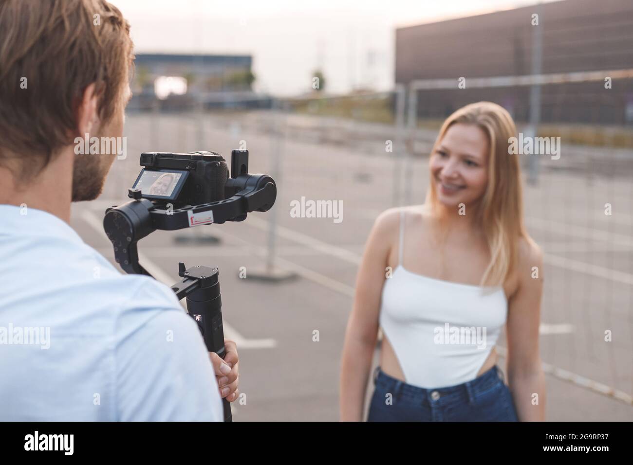 Camarógrafo está filmando a la chica de la blogger en la calle Foto de stock