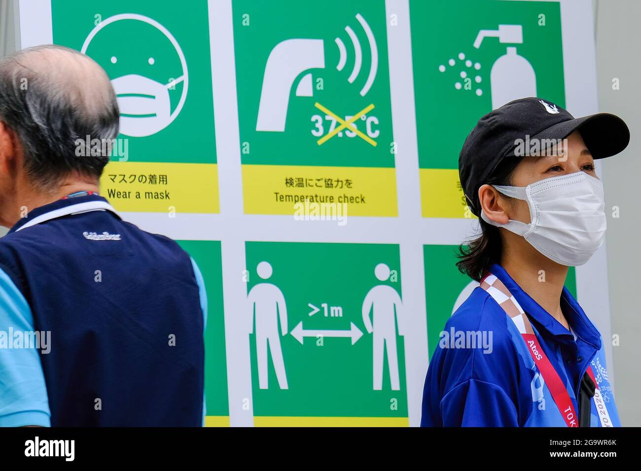 Tokio, Japón. 15th de julio de 2021. Un voluntario de los Juegos Olímpicos de Tokio 2020 lleva una máscara facial como medida preventiva contra la propagación del covid-19. Crédito: SOPA Images Limited/Alamy Live News Foto de stock