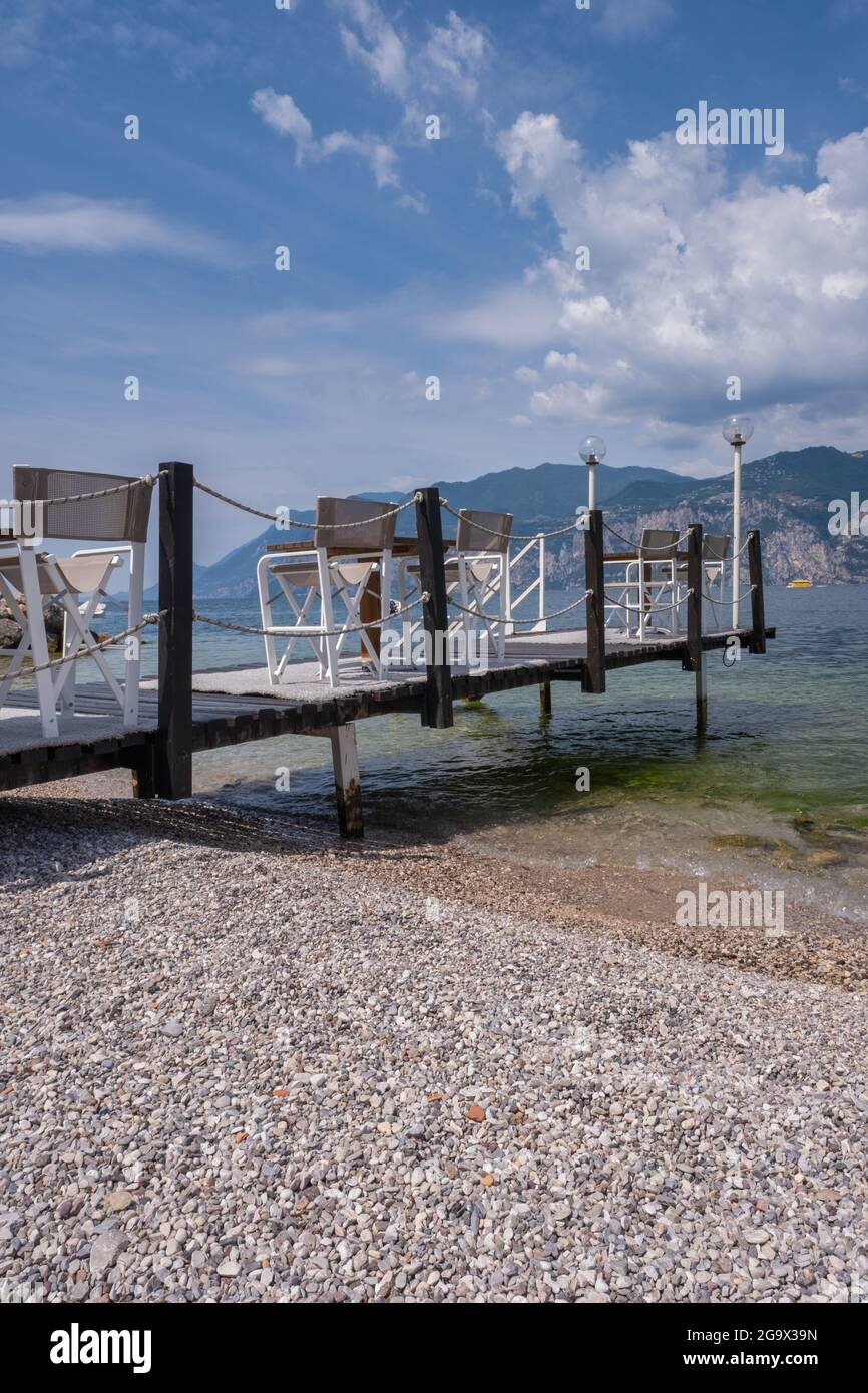 Café muelle con vistas al lago de Garda Foto de stock