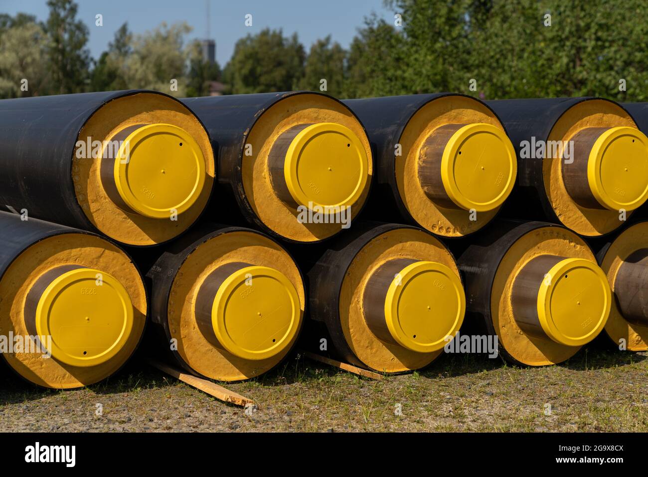 Una vista de cerca de una pila de grandes tuberías de agua industriales con una gruesa cubierta aislante para la construcción en regiones frías Foto de stock