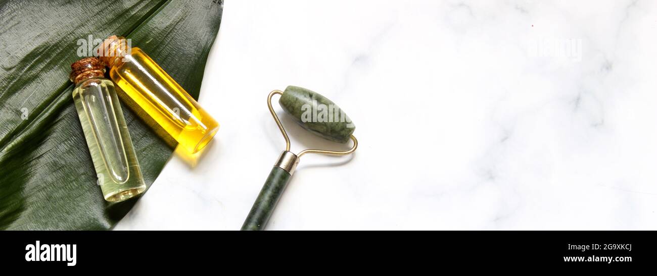 Ponga herramientas de masaje para la terapia facial de belleza, las herramientas para el cuidado de la piel contra el envejecimiento, tales como los champiñones de cuarzo verde. Foto de stock