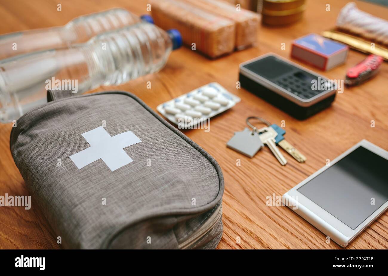 Artículos esenciales preparados para la mochila de emergencia Foto de stock