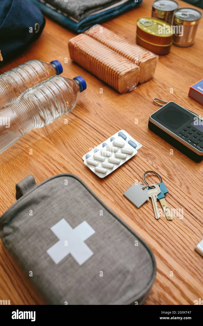 Artículos esenciales preparados para la mochila de emergencia Foto de stock