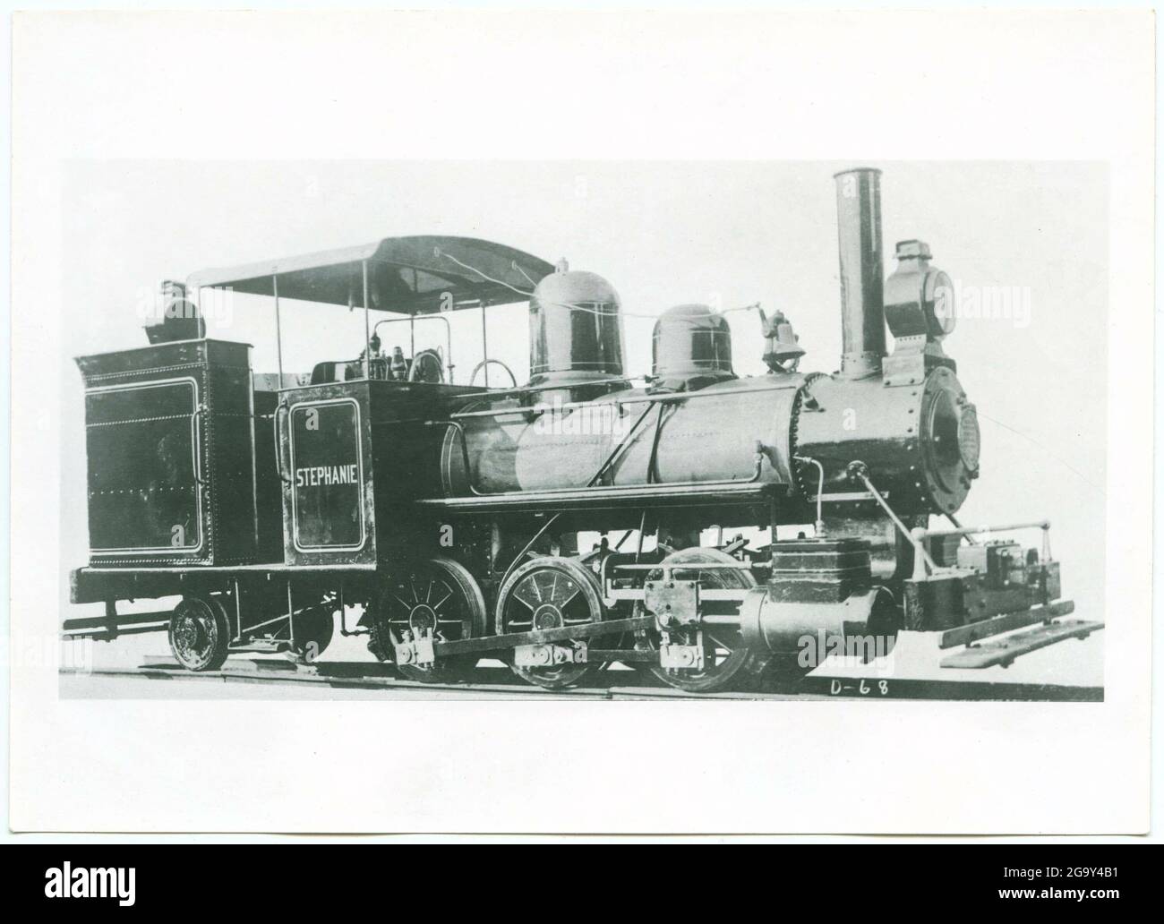 Gravado vintage, desenhado à mão, locomotiva antiga ou trem com vapor na  ferrovia americana. transporte retro . imagem vetorial de ArthurBalitskiy©  157835236