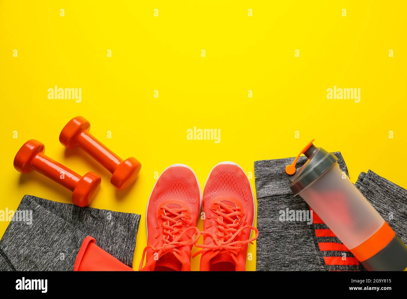 Ropa deportiva y equipo sobre fondo de color Fotografía de stock - Alamy