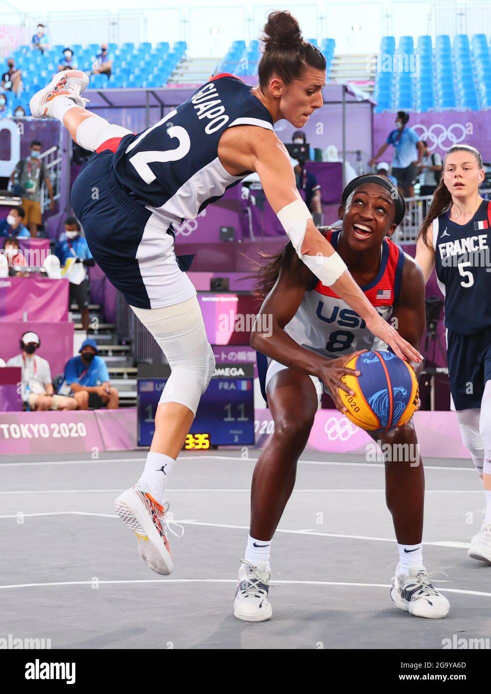 Tokio, Japón. 28th de julio de 2021. Jacquelyn Young de los Estados Unidos está bloqueada por Laetitia Guapo de Francia durante la semifinal de baloncesto femenino 3x3 entre los Estados Unidos y Francia en Tokio, Japón, 28 de julio de 2021. Crédito: Lan Hongguang/Xinhua/Alamy Live News Foto de stock