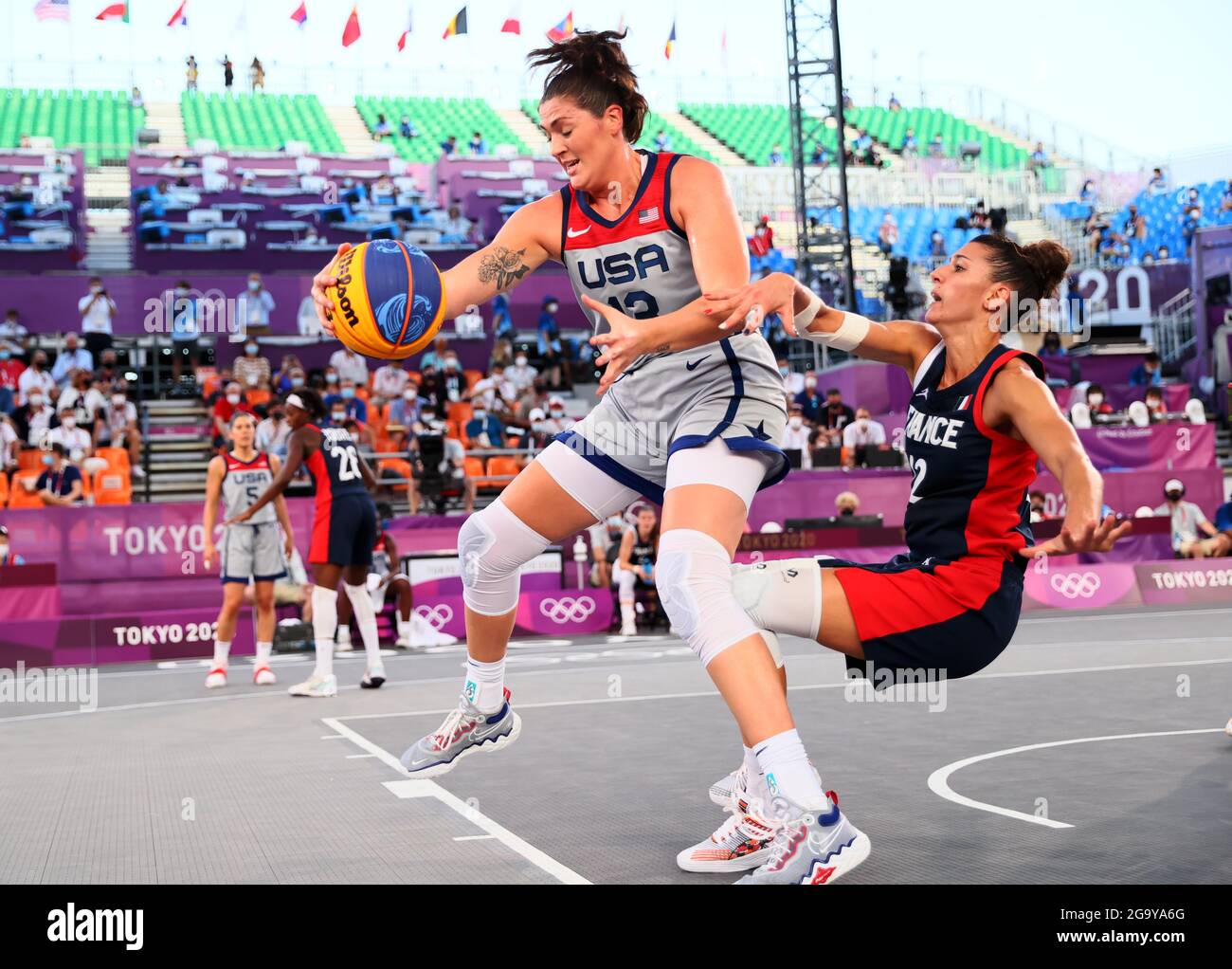 Tokio, Japón. 28th de julio de 2021. Stefanie Dolson, de los Estados Unidos, se vibra con Laetitia Guapo, de Francia, durante la semifinal femenina de baloncesto 3x3 entre los Estados Unidos y Francia en Tokio, Japón, el 28 de julio de 2021. Crédito: Lan Hongguang/Xinhua/Alamy Live News Foto de stock