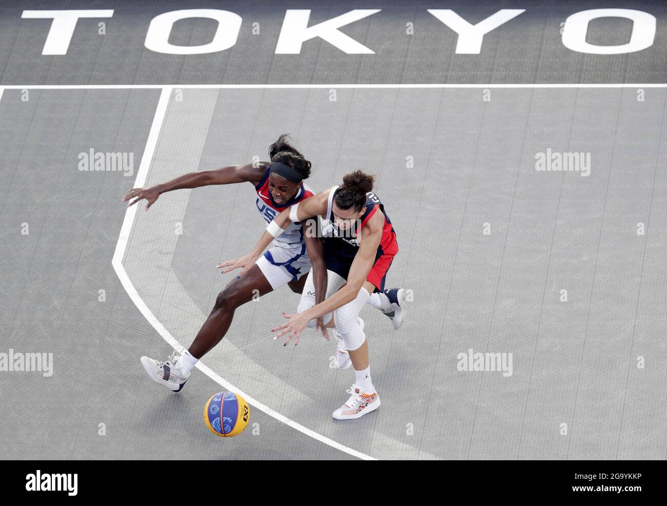 Tokio, Japón. 28th de julio de 2021. Laetitia Guapo de Francia (12) y Jacquelyn Young de los EE.UU. (8) luchan por el balón en su partido de las semifinales de baloncesto femenino 3X3 contra Francia en los Juegos Olímpicos de Verano de Tokio en Tokio, Japón, el miércoles 28 de julio de 2021. El equipo USA ganó el juego y continúa hasta la final. Foto de Bob Strong/UPI. Crédito: UPI/Alamy Live News Foto de stock