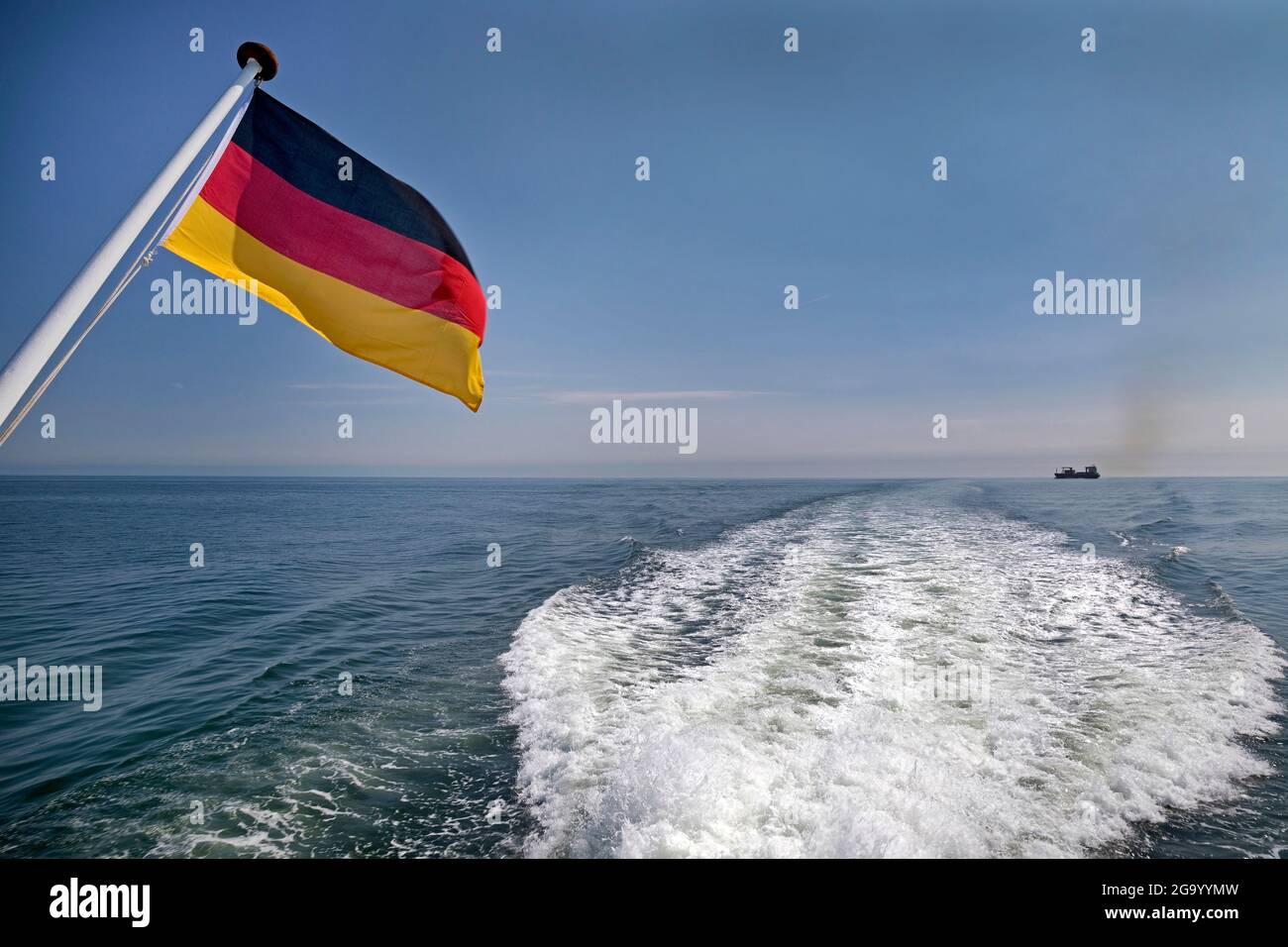 Vista desde un barco al Mar del Norte y la bandera alemana, Alemania, Schleswig-Holstein Foto de stock